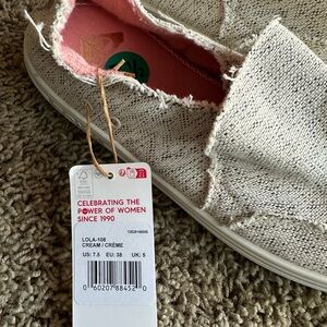 Roxy Cream Flats for Women